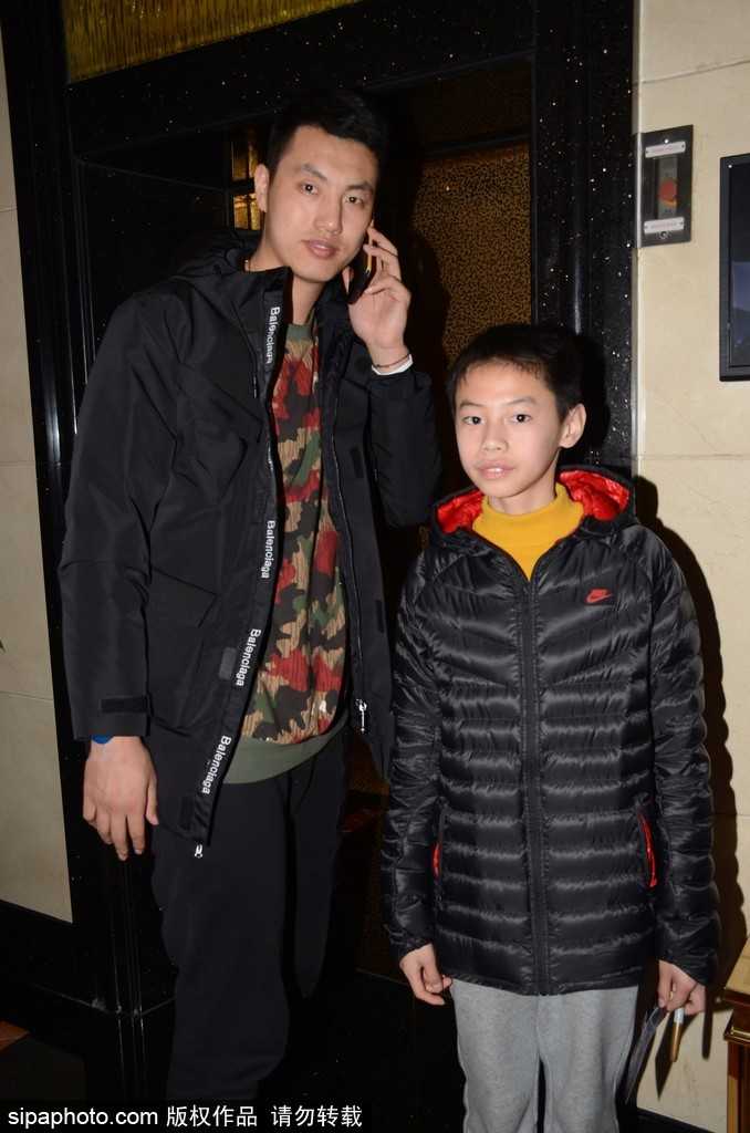 京旅抵沪人气旺,翟晓川携“双星”为球迷签名合影 丘天咧嘴笑得开怀,俯身给小朋友签名,混血长相和灿烂笑容让他成为人群中焦点