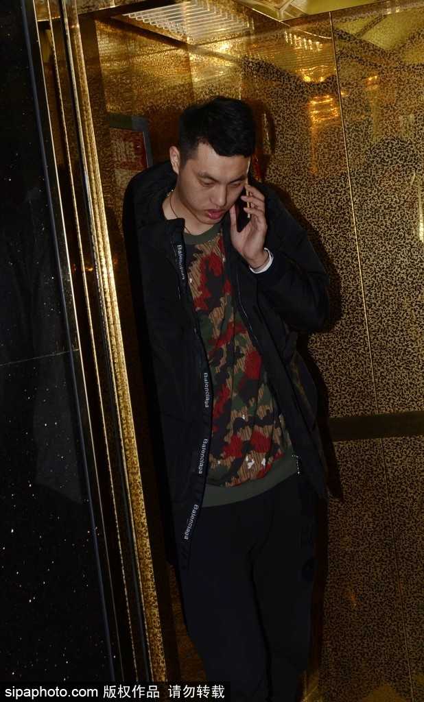 京旅抵沪人气旺,翟晓川携“双星”为球迷签名合影 方硕耐心为球迷签名,眼神温和,黑色外套显得低调沉稳,展现全明星球员谦逊一面