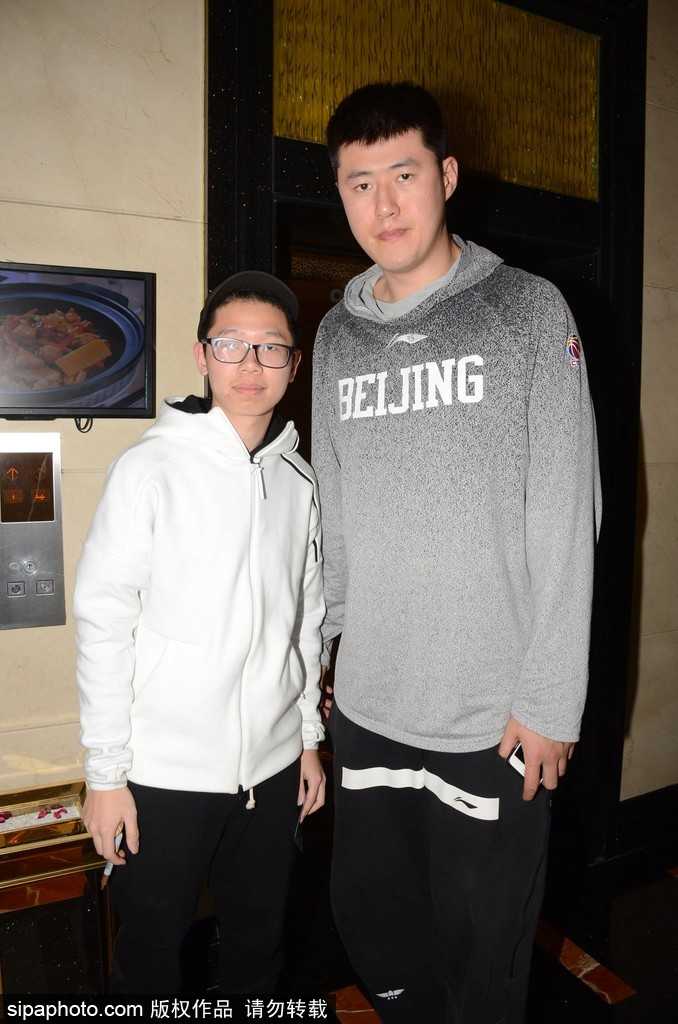 京旅抵沪人气旺,翟晓川携“双星”为球迷签名合影 翟晓川与方硕同框为球迷签名,两人均面带微笑,默契十足,尽显北京双星风采