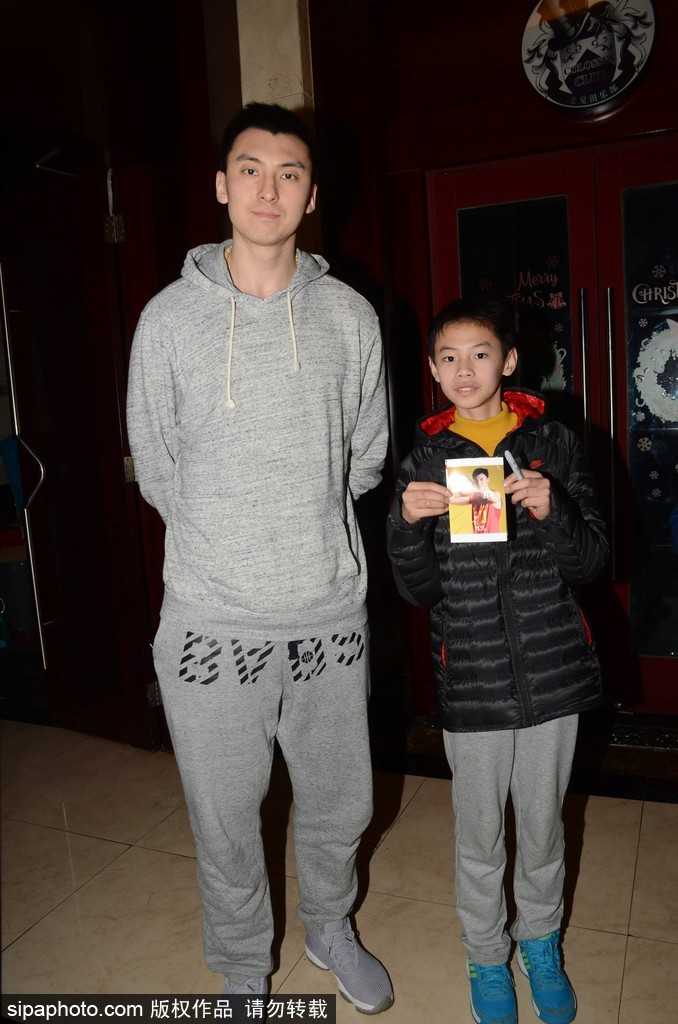 京旅抵沪人气旺,翟晓川携“双星”为球迷签名合影 方硕戴着黑色棒球帽,专注地为球迷在球衣上签名,背景里满是期待的目光和手机镜头