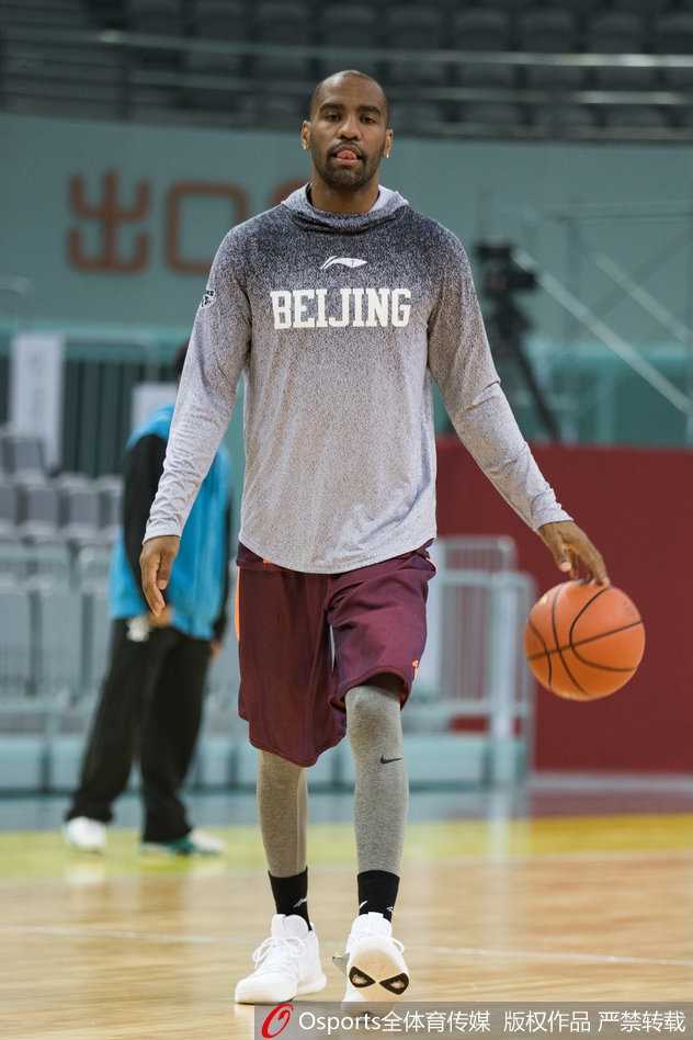 训练结束后，翟晓川汗流浃背，与助教击掌庆祝，脸上洋溢着完成高质量训练后的满足笑容