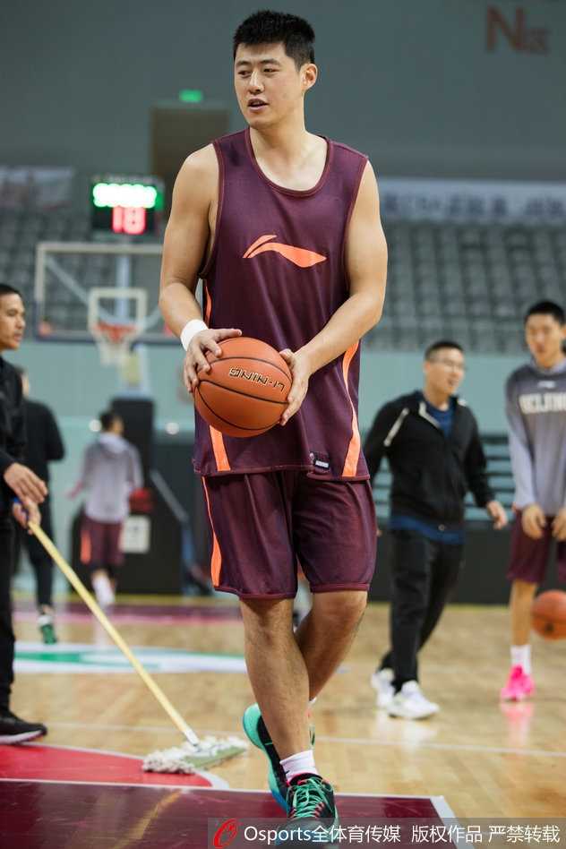 方硕在三分线外冷静出手，篮球划过一道美丽的弧线稳稳落入篮网，引得场边队友一阵欢呼