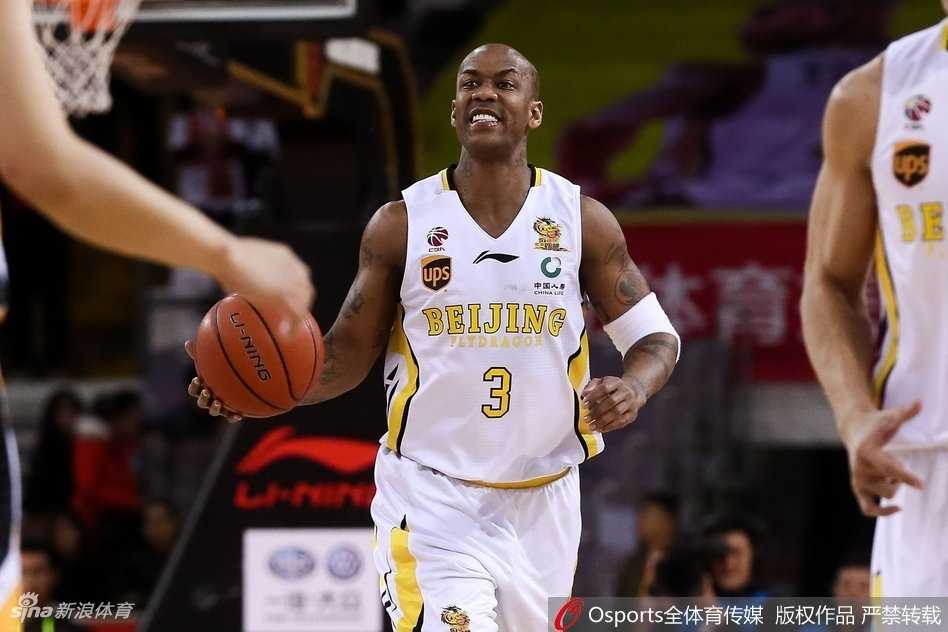 京晋新年大战,北控双加时力克山西豪取四连胜 北控与山西的球员们在跳球瞬间高高跃起,裁判将球抛向空中,现场气氛剑拔弩张