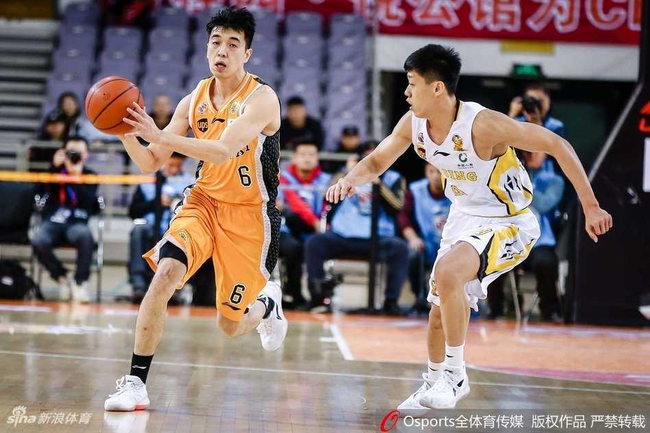 京晋新年大战,北控双加时力克山西豪取四连胜 赛后,北控全体球员在更衣室内围成一圈,将手叠在一起,齐声高喊加油鼓劲