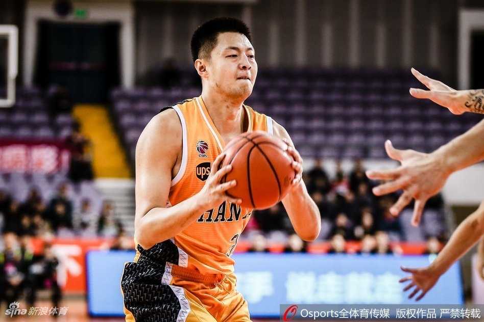 京晋新年大战,北控双加时力克山西豪取四连胜 山西球员张宁突破上篮,在北控队员的干扰下空中身体对抗,篮球空心入网