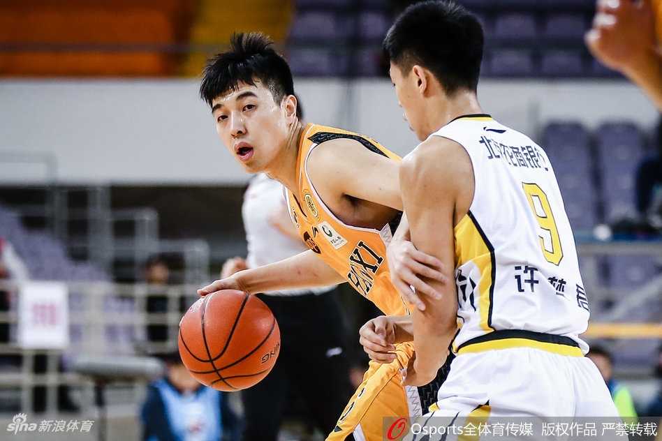 京晋新年大战,北控双加时力克山西豪取四连胜 北控队孟子凯在命中一记三分球后,握拳怒吼,队友冲过来与他激情撞胸庆祝