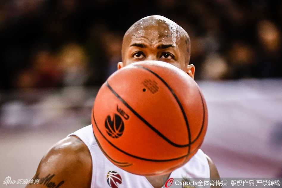 京晋新年大战,北控双加时力克山西豪取四连胜 北控外援费尔德面对山西队两人的包夹防守,眼神坚毅,奋力将球举过头顶寻找队友