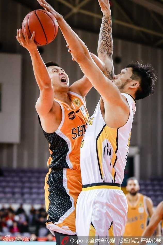 京晋新年大战,北控双加时力克山西豪取四连胜 北控主教练闵鹿蕾在场边激动地指挥比赛,手势坚定,眼神充满对胜利的渴望