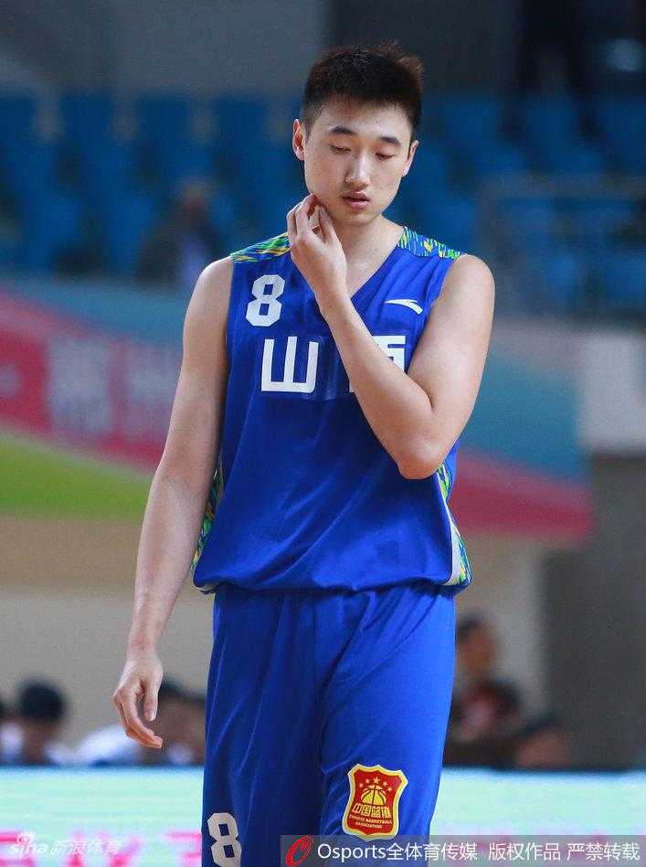 李京龙对这次防守失误感到十分懊恼，下意识地挠头，表情充满遗憾