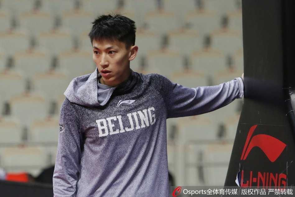 京沪大战前夕,刘晓宇首度直面旧主上海 方硕在三分线外运球调整步伐,高高跃起迎着防守人干拔跳投,皮球在空中划出一道美丽的弧线直奔篮筐