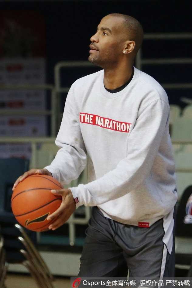 京沪大战前夕,刘晓宇首度直面旧主上海 主教练雅尼斯双手插兜站在场边,眉头紧锁紧盯场上局势,时不时大声呼喊向队员传达最新的战术指令