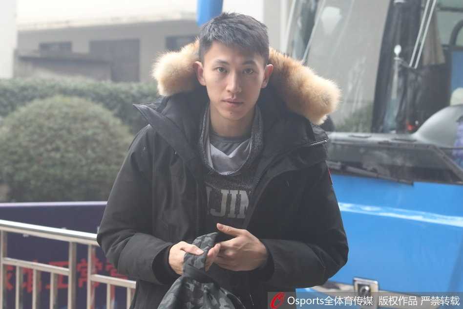 京沪大战前夕,刘晓宇首度直面旧主上海 北京首钢男篮全体队员在教练组指挥下,正围绕中圈进行赛前拉伸训练,大家神情专注,气氛严肃而充满斗志