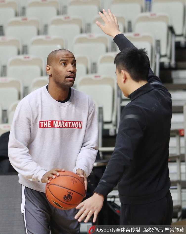 京沪大战前夕,刘晓宇首度直面旧主上海 汉密尔顿在低位要球后背身单打,利用强壮的身体顶开防守队员,完成一记势大力沉的转身单手劈扣