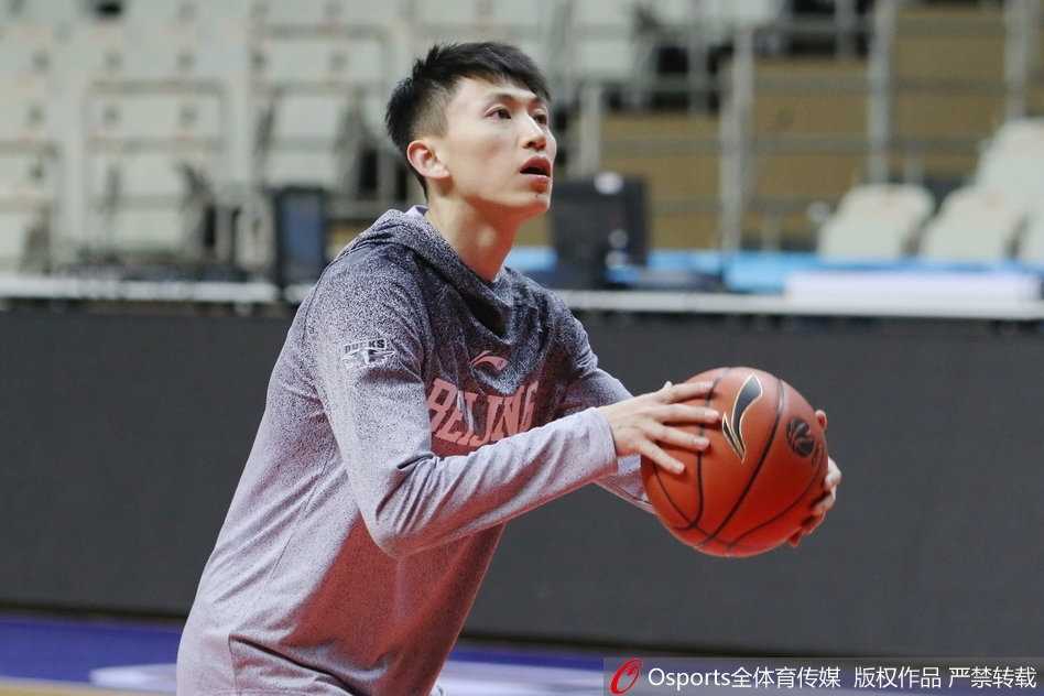 京沪大战前夕,刘晓宇首度直面旧主上海 翟晓川在快攻反击中接队友传球,迈开大步腾空而起,面对空篮展示了一记舒展的单手劈扣,引爆训练场气氛