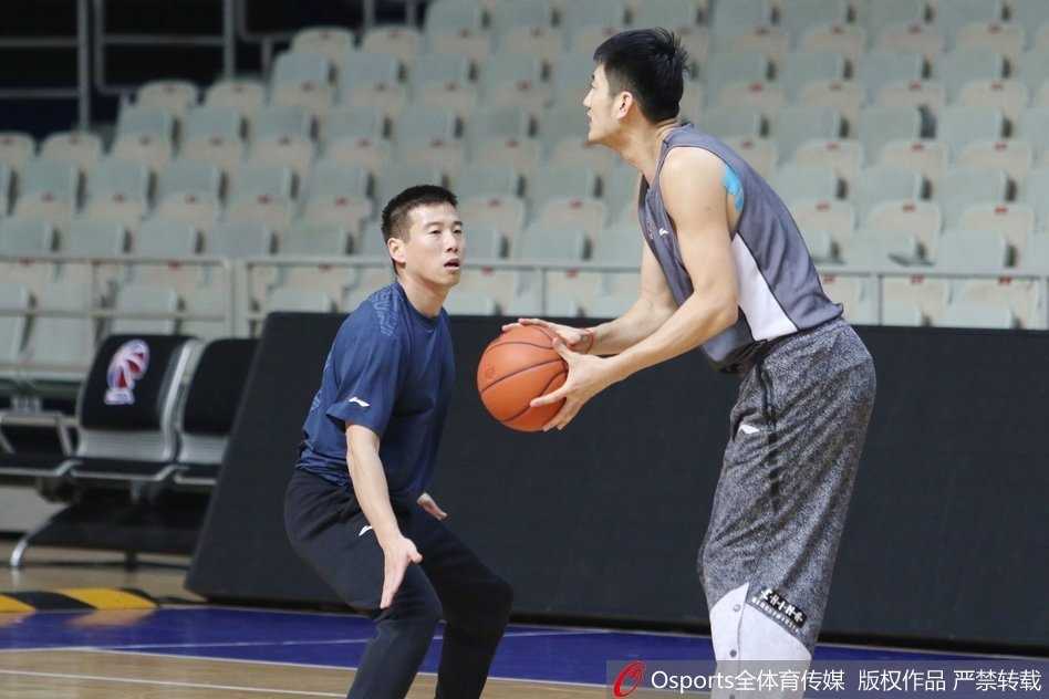 京沪大战前夕,刘晓宇首度直面旧主上海 刘晓宇在助教的防守下进行持球突破练习,眼神坚定,全力冲刺试图摆脱防守,为新东家贡献全部能量