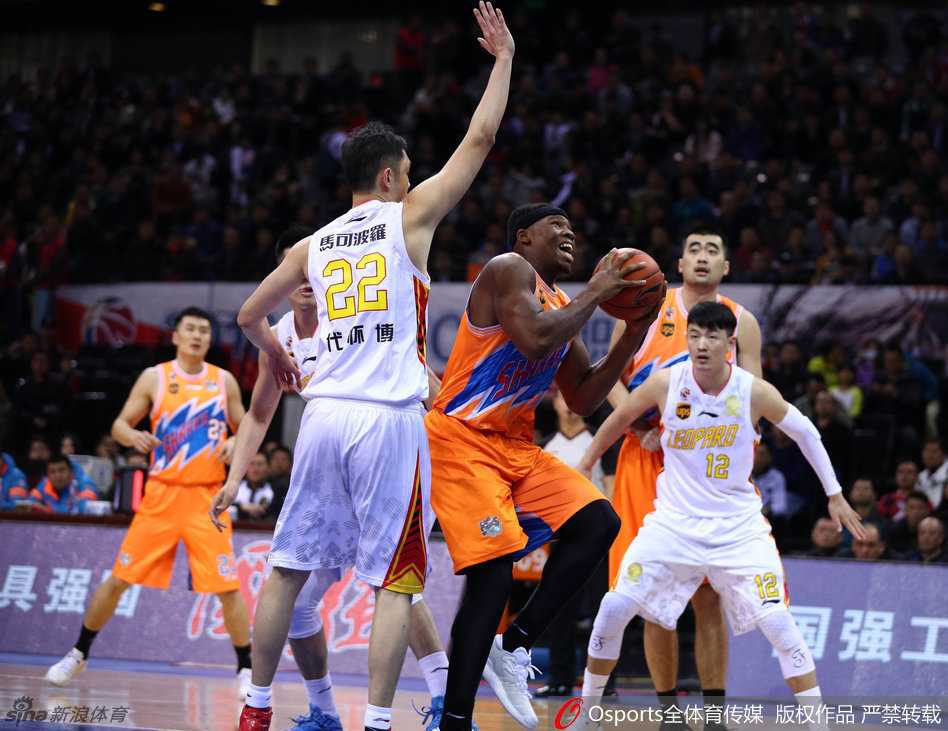 京沪大战激情碰撞 外援主导本土亮剑 张兆旭在对方内线头顶生生摘下篮板,随即双臂挂框暴扣,力量感十足,仿佛将篮筐都要拽下