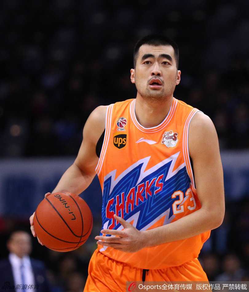 京沪大战激情碰撞 外援主导本土亮剑 激烈的篮下争夺后,球员情绪激动,几名队员围住裁判激烈沟通,试图阐述自己的观点,场上一度充满紧张气氛