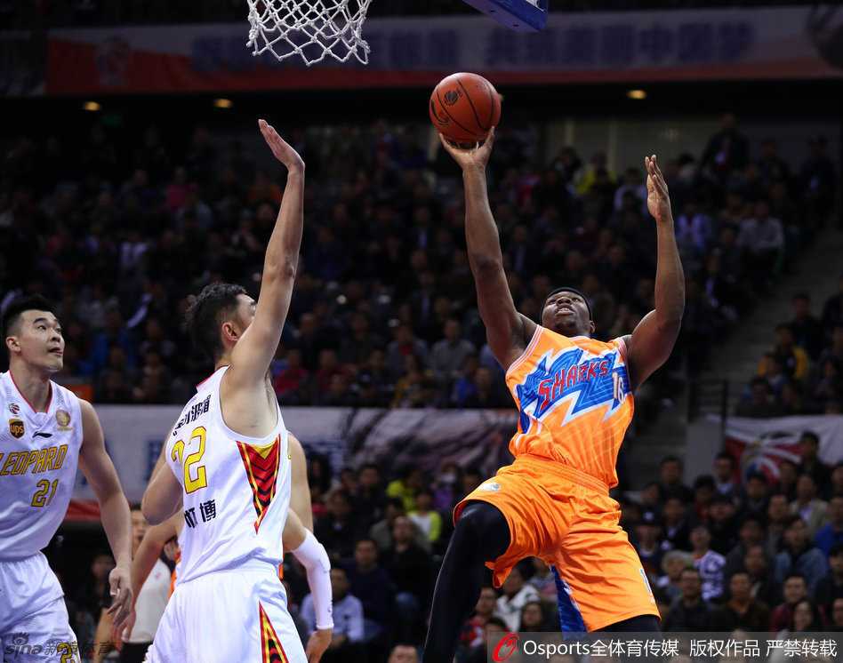 京沪大战激情碰撞 外援主导本土亮剑 杰里米-帕戈在严密防守下轻盈跃起,后仰跳投出手,皮球带着旋转精准坠入网窝,引爆全场惊呼