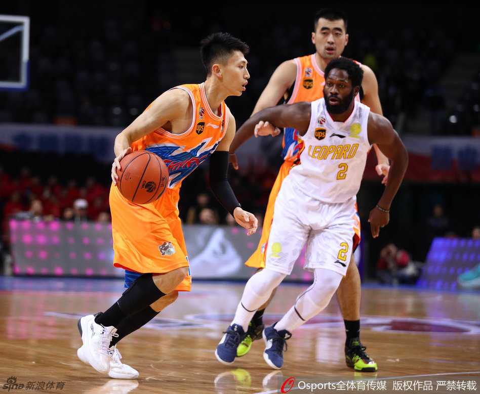 京沪大战激情碰撞 外援主导本土亮剑 马齐-兰佩背身单打,他像一座铁塔般倚住防守,柔和的手感让转身投篮轻松命中,对手无可奈何