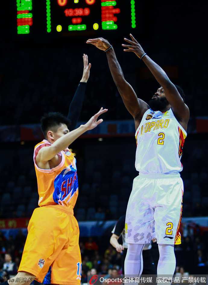 京沪大战激情碰撞 外援主导本土亮剑 刘晓宇面对两人包夹毫不畏惧,他灵巧转身闪过防守,上篮瞬间手腕轻挑,篮球打板入筐