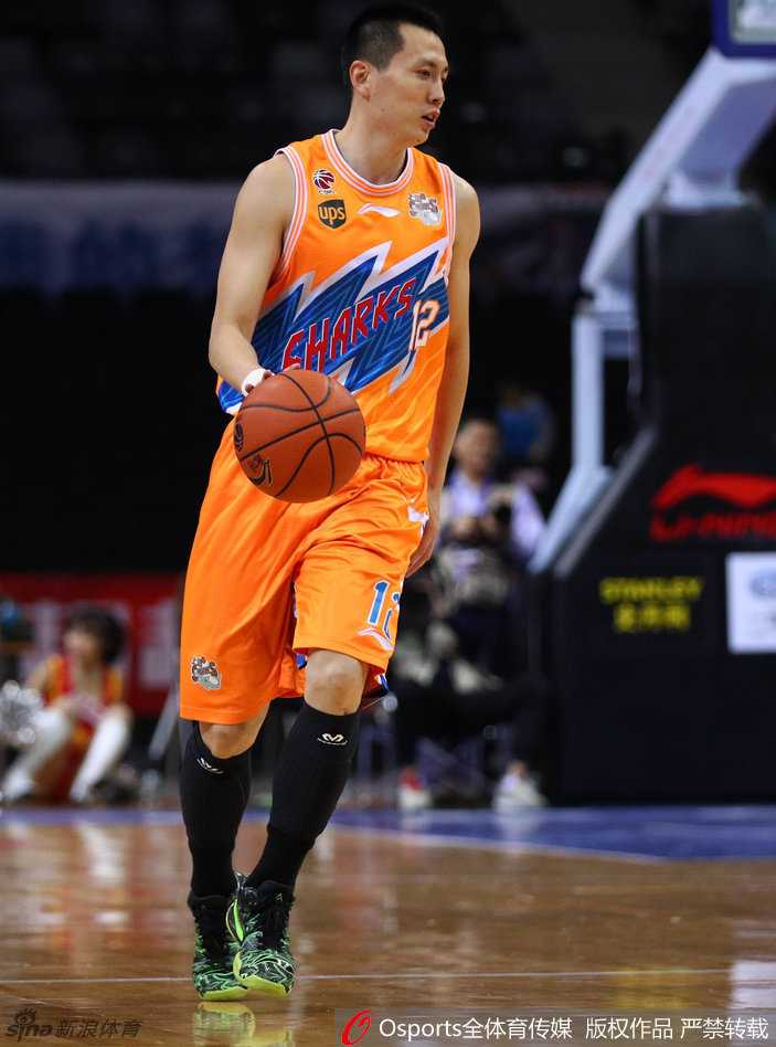 京沪大战激情碰撞 外援主导本土亮剑 亚布塞莱与外援在空中激烈对抗,他用强壮的身体顶开防守,在失去重心前将球抛向篮筐,完成打三分壮举