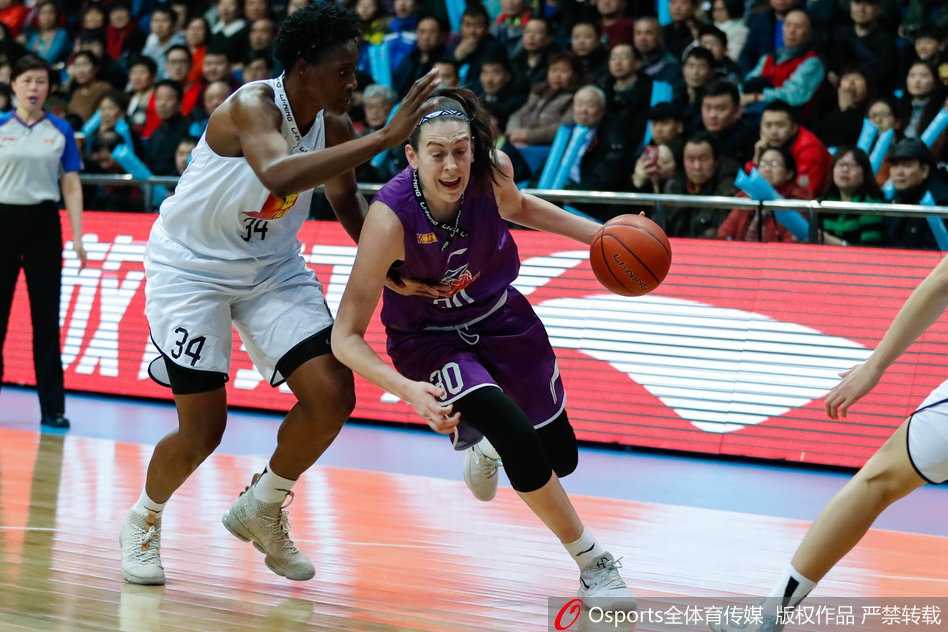 京沪女篮季后赛激战,北京队强势夺赛点 北京外援福尔斯在篮下强攻,她扎实的步伐和强悍的卡位让上海队的内线防守倍感压力。