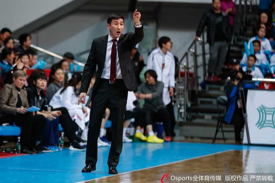 京沪女篮季后赛激战,北京队强势夺赛点 北京女篮队员们赛后围成一圈,庆祝这场关键胜利,脸上洋溢着自信的笑容。