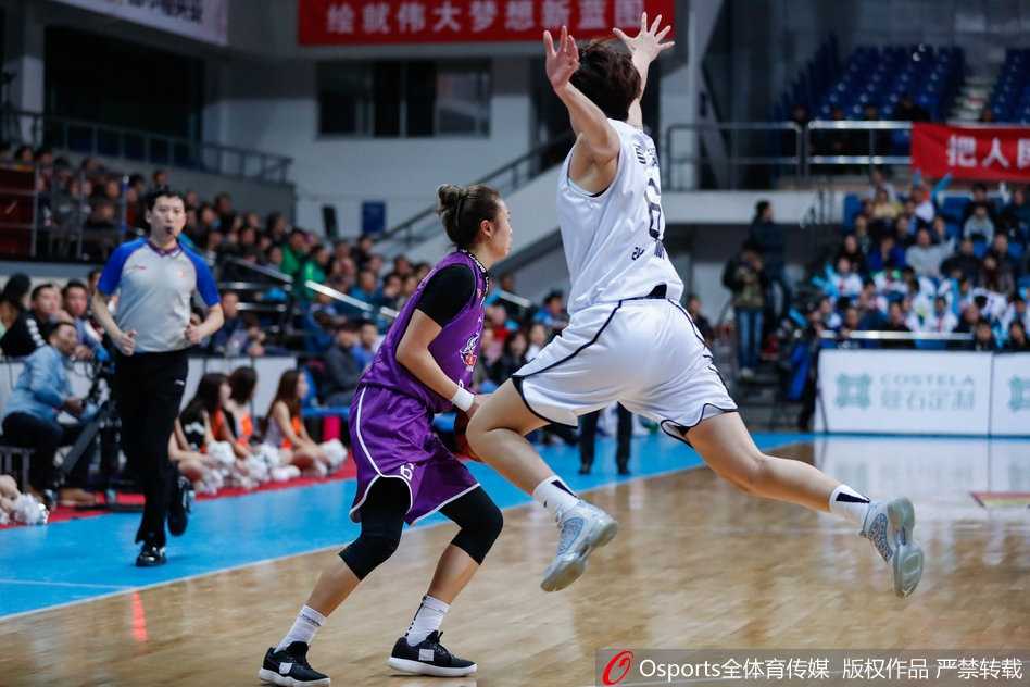 京沪女篮季后赛激战,北京队强势夺赛点 北京队球员高颂在三分线外果断出手,篮球在空中划出优美弧线,她本场手感滚烫贡献19分。