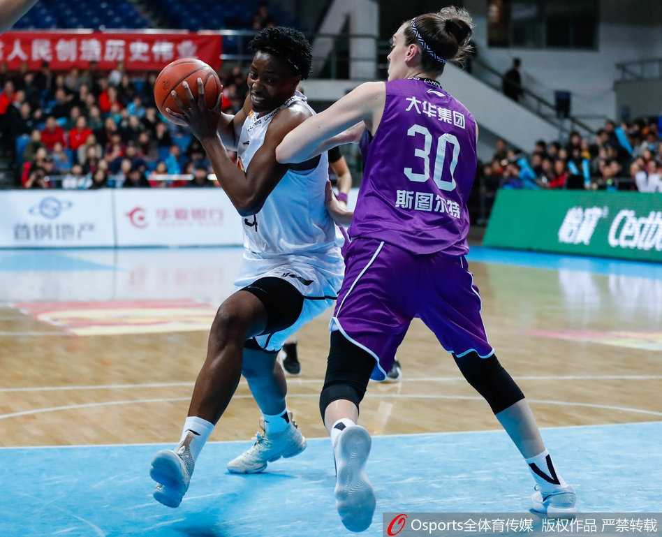 京沪女篮季后赛激战,北京队强势夺赛点 北京队核心邵婷在对手严防下依然冷静传球,她犀利的突破是撕开上海防线的利器。