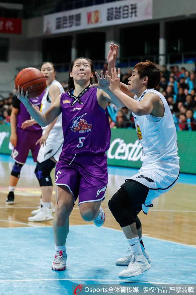 京沪女篮季后赛激战,北京队强势夺赛点 上海队球员在严密防守下奋力跃起投篮,尽管比分落后,但她们拼搏的斗志从未熄灭。