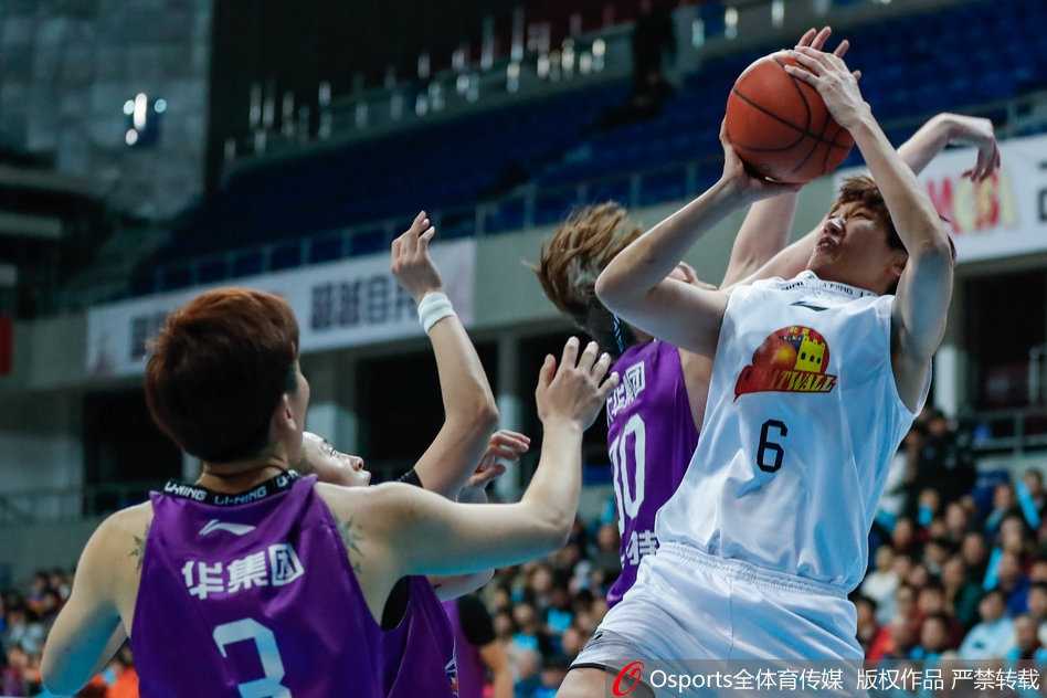 京沪女篮季后赛激战,北京队强势夺赛点 邵婷在场上运球推进,她坚定的眼神透露出对胜利的渴望,作为球队领袖她以身作则。