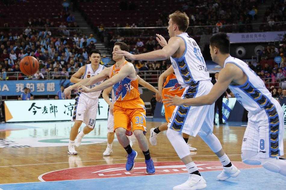 方硕面对紧逼防守冷静指挥队友跑位，作为球队的大脑，他全场送出8次助攻，却难挽败局。