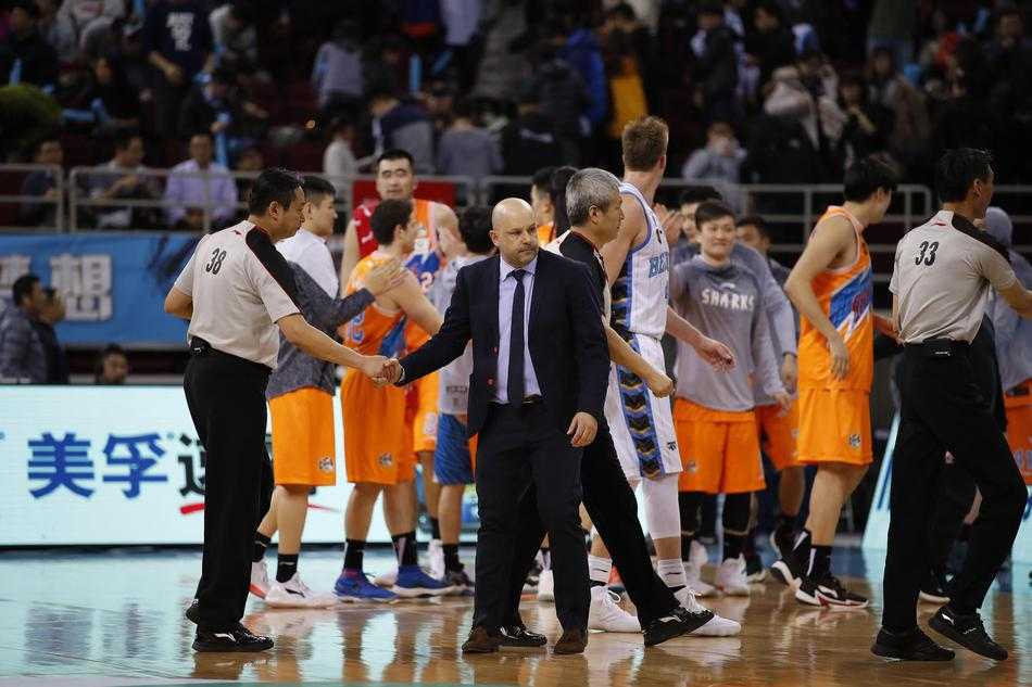 弗雷戴特面对刘晓宇的贴防强行出手，寂寞大神此役砍下准三双，用实力诠释了超级明星的价值。