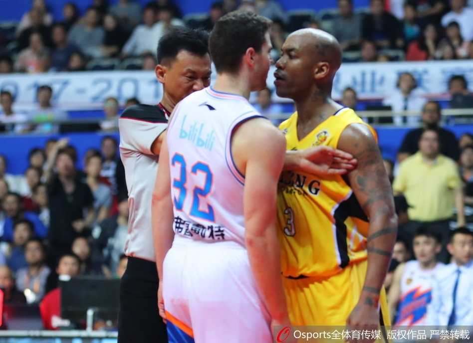 弗雷戴特怒目圆睁，胸膛顶住马布里，双手蓄势待发火药味十足