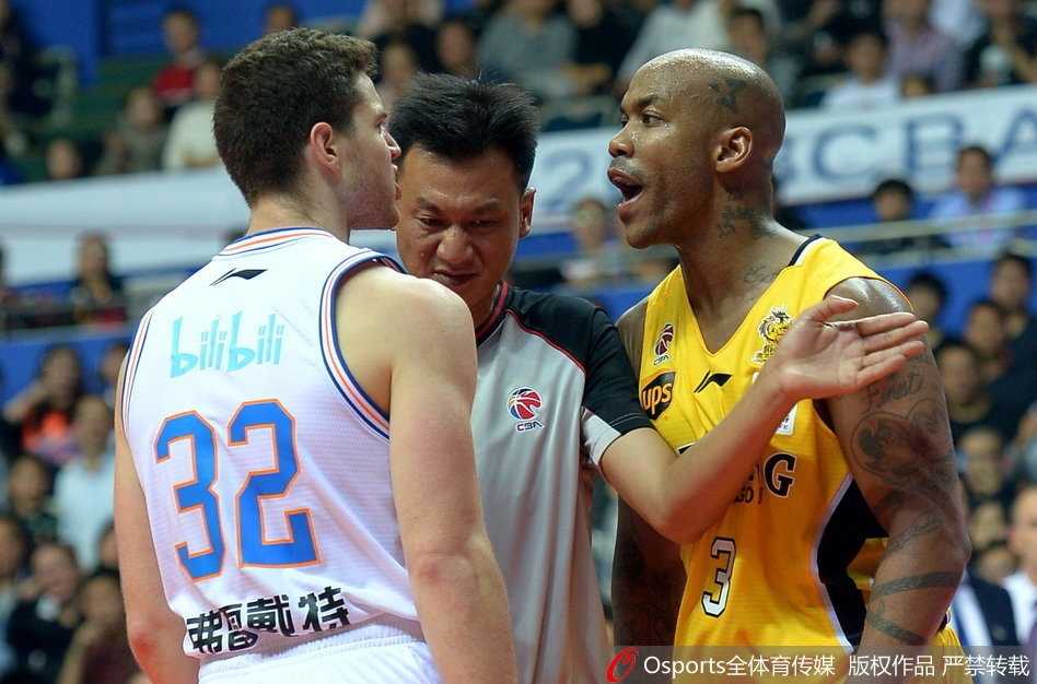 冲突过后，弗雷戴特持球面对马布里，眼神中充满坚定与斗志