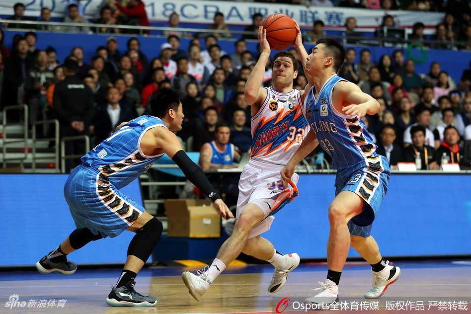 汉密尔顿在禁区高高跃起，指尖轻巧一拨，篮球听话地改变轨迹坠入网窝，身后的防守者只能仰望。