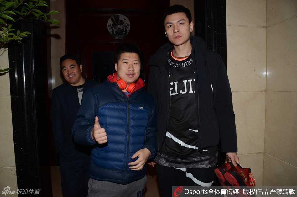 京沪生死战:马布里率队破上海金身,众将温情互动暖人心 一位热情的球迷终于等到了与偶像合影的机会,他脸上的笑容比手中的玫瑰还要灿烂,镜头定格了这一美好的瞬间。