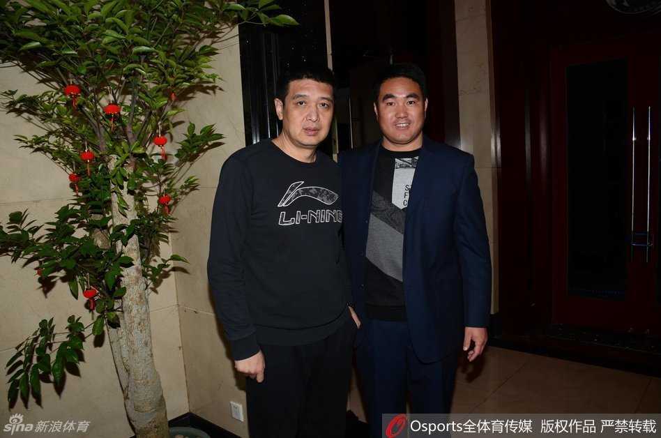 京沪生死战:马布里率队破上海金身,众将温情互动暖人心 手捧娇艳玫瑰花的张庆鹏被球迷的热情所感染,微笑驻足,认真地为大家在海报上留下签名。