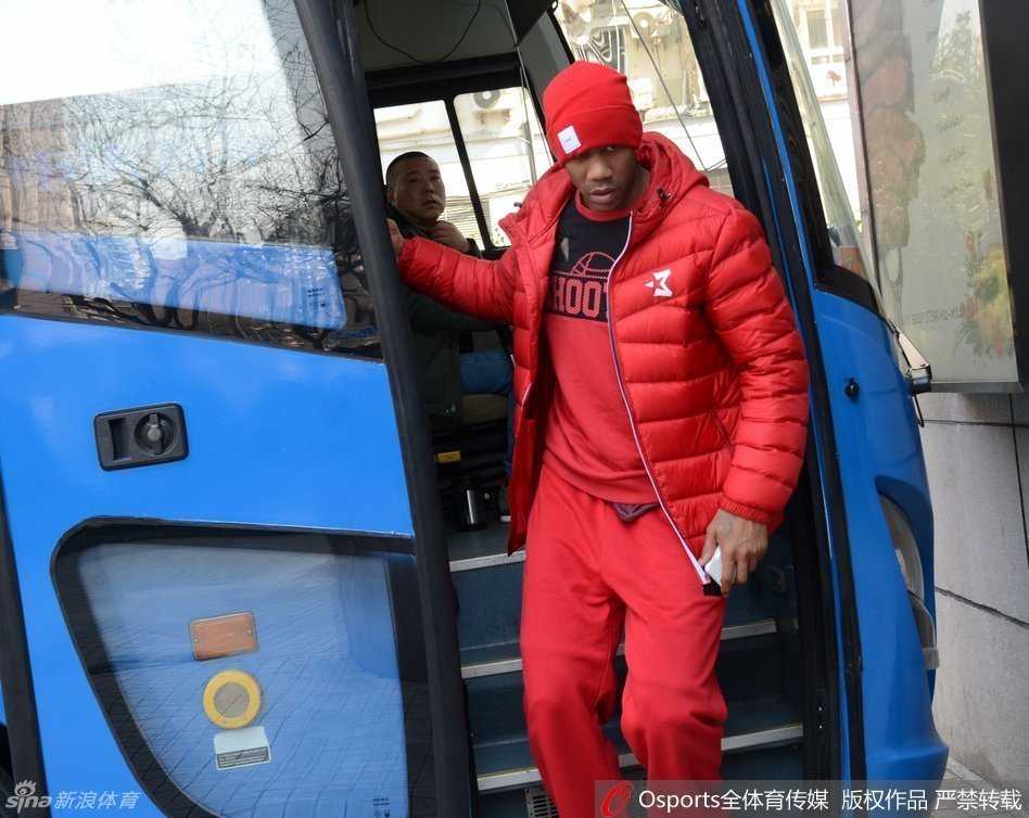 京沪生死战:马布里率队破上海金身,众将温情互动暖人心 老马眼神坚定地与主教练闵鹿蕾并肩而行,身旁是热情的球迷,这张合影记录下了赛前这一刻的坚毅与温情。