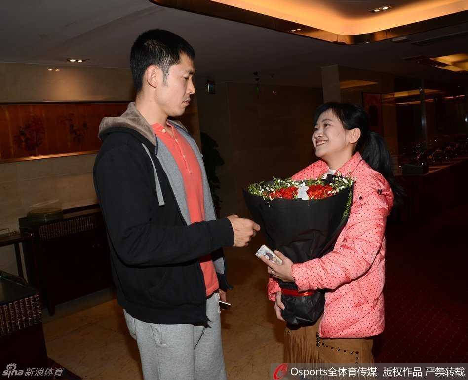 京沪生死战:马布里率队破上海金身,众将温情互动暖人心 抵达上海的孙悦在酒店门口被工作人员认出,他停下脚步亲切地与工作人员握手寒暄,毫无球星的架子,只有邻家大哥般的随和。