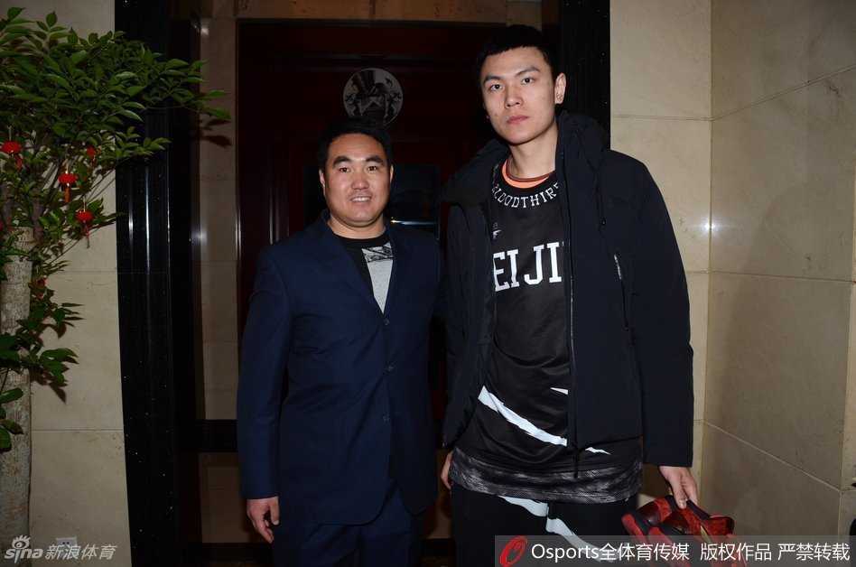 京沪生死战:马布里率队破上海金身,众将温情互动暖人心 比赛结束后,张庆鹏尽管疲惫却难掩喜悦,他耐心地为场边的球迷在球衣上签下名字,汗水浸透的球衣见证了这场苦战。