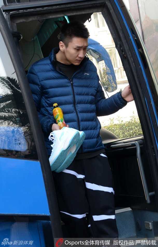 京沪生死战:马布里率队破上海金身,众将温情互动暖人心 身着一袭黑衣的孙悦神情轻松地走下车厢,举手投足间尽显潇洒,仿佛在宣告一场硬仗即将打响。
