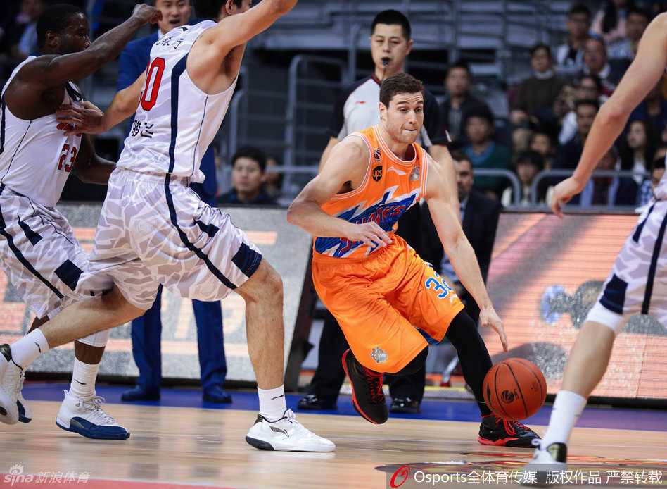 京沪粤三雄会师经典战 记忆中的那季CBA热血沸腾 小将赵睿如猎豹般直插篮下,上篮得手后握拳怒吼,青春的激情与霸气在这一刻尽情释放。