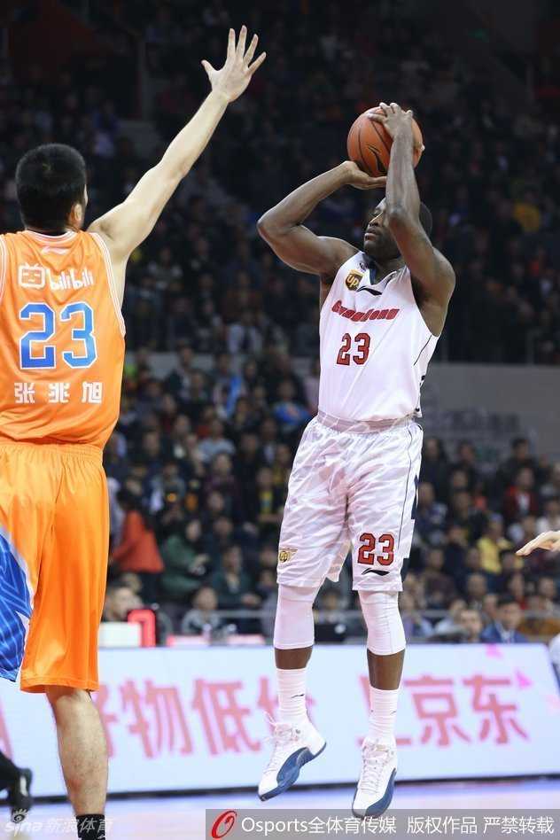 京沪粤三雄会师经典战 记忆中的那季CBA热血沸腾 朱芳雨接球后虚晃一枪,随即加速突破,虽然身兼多职,但赛场上的他依旧是对手不敢放空的存在。
