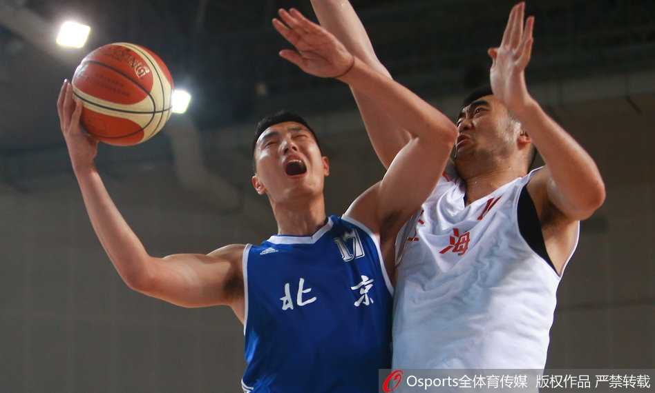 翟晓川如蛟龙出海一般，在对方长臂丛林中闪转腾挪，以一记匪夷所思的拉杆上篮洞穿篮网，瞬间点燃了北京队的替补席。
