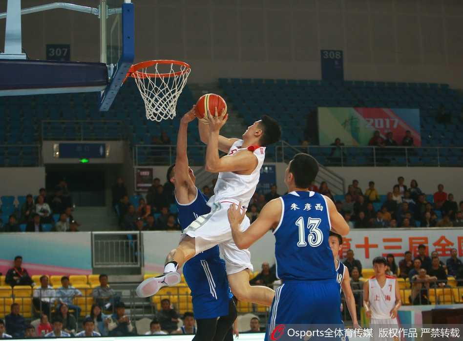 翟晓川如流星般划过球场，在高速奔跑中完成了一次极不协调却稳如泰山的上篮，身体在空中扭曲成一道弧线，只为将那该死的皮球送入篮筐。