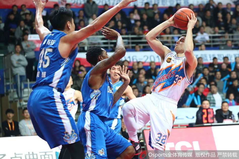 京沪鲁群英会:丁彦雨航独领风骚,弗雷戴特高难度封神,翟逸隔扣惊四座 刘晓宇如利刃般持球杀入重围,在对方长臂干扰下依然冷静地寻找着上篮或传球的机会