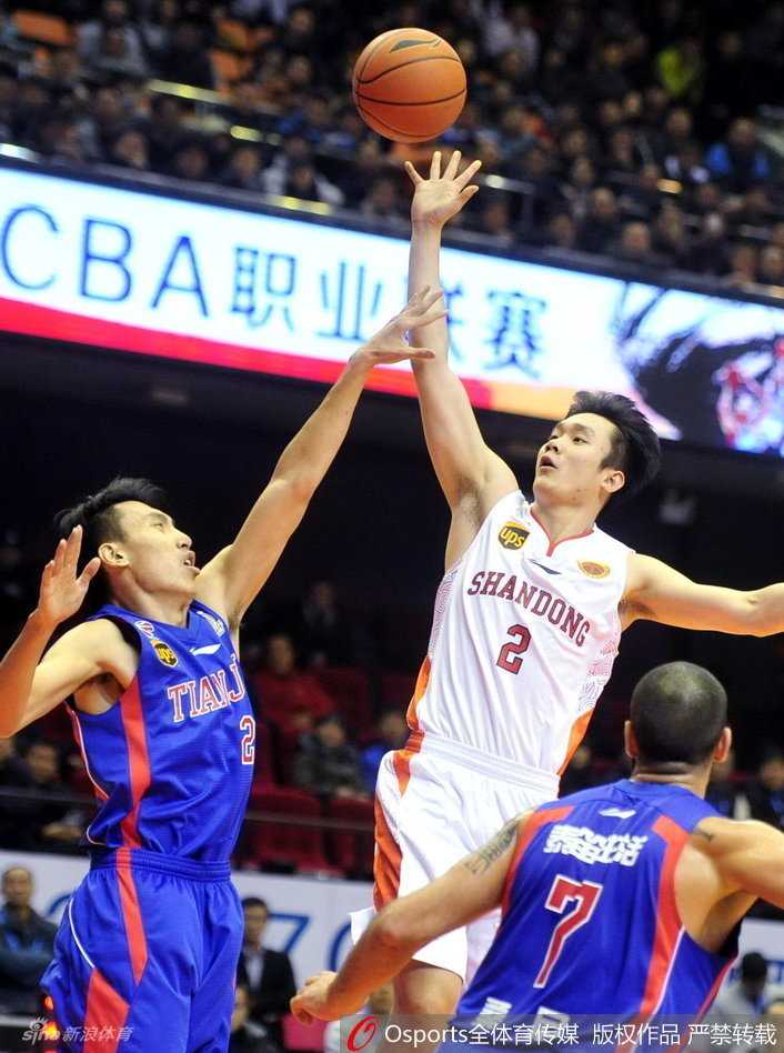 京沪鲁群英会:丁彦雨航独领风骚,弗雷戴特高难度封神,翟逸隔扣惊四座 寂寞大神弗雷戴特在双人夹击缝隙中,用一记极致后仰将球射向篮筐,防守球员只能望球兴叹