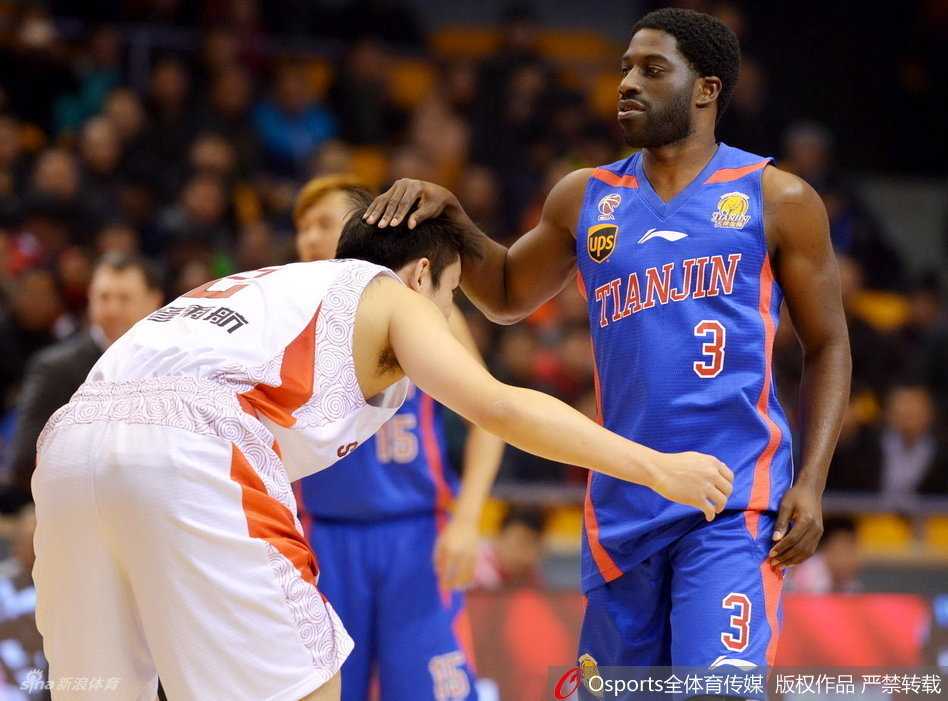 京沪鲁群英会:丁彦雨航独领风骚,弗雷戴特高难度封神,翟逸隔扣惊四座 在昔日队友的防守下,丁彦雨航毫无惧色,面对杰特他轻巧地完成了一记抛投,动作行云流水