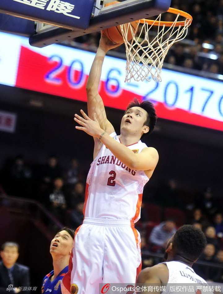 京沪鲁群英会:丁彦雨航独领风骚,弗雷戴特高难度封神,翟逸隔扣惊四座 翟逸如火箭般腾空而起,无视防守球员的封堵,双手持球霸气地砸向篮筐,完成了一记势大力沉的隔人暴扣